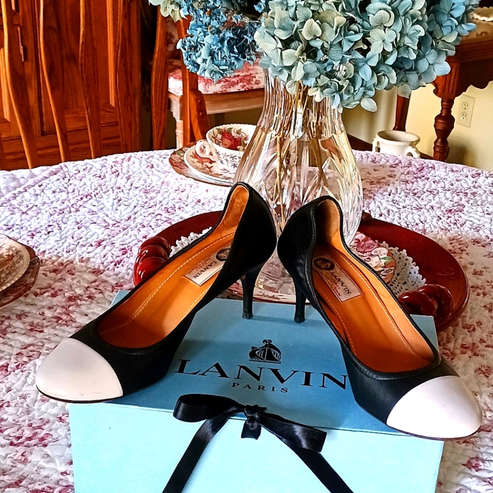 GORGEOUS, VTG "LANVIN" 2 3/4 IN. BALLERINA CAPTOES